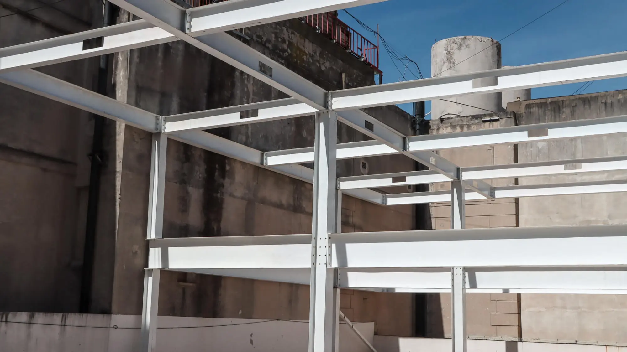 Depósito 3.200 m² con pórticos alma llena