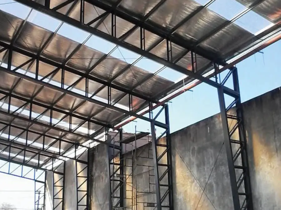Galpón logístico con vigas reticuladas